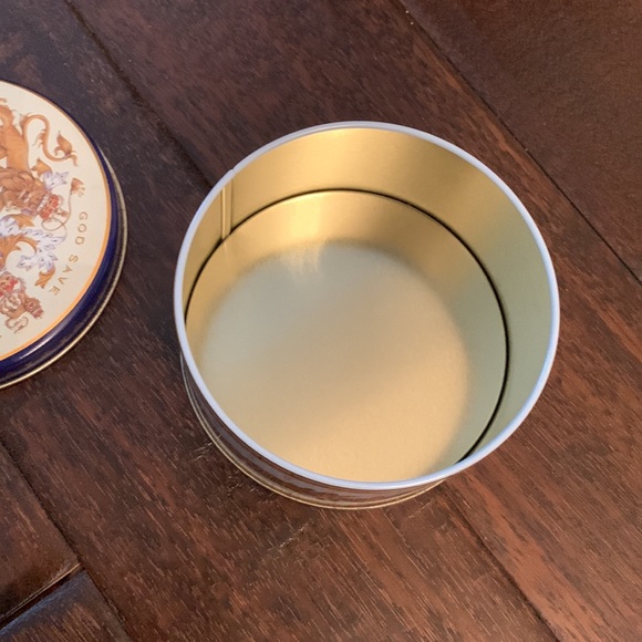 The Royal Collection Mint Tin 2012 commemorating the Queen’s Diamond Jubilee - Picture 5 of 7